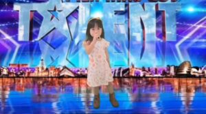 Nadie nunca había visto algo así en este entorno. ¡Todos están simplemente en shock! Simon Cowell y todos los miembros del jurado no pueden contener las lágrimas.