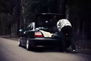 Un abuelo de 70 años se topó con un costoso automóvil abandonado en el bosque. Abrió el maletero y se quedó sin palabras... ¡Estaba en shock! ¿Qué encontró allí?