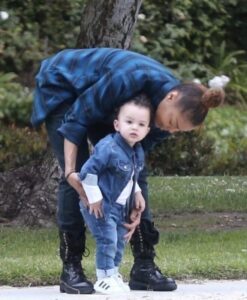 El rostro de su hijo ha sido revelado por primera vez. Janet Jackson mostró a su hijo con el millonario de Catar, y todos dicen lo mismo. ¡Fotos raras!
