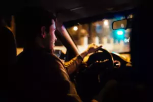 El taxista vio a una pequeña niña en brazos de la mujer. Al acercarse más, se quedó sin palabras... ¿Qué fue lo que vio el taxista que lo shockeó?