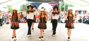 Los bailarines de claqué se quitan los sombreros y comienzan a bailar country, sorprendiendo al público y volviéndose virales con 2,5 millones de vistas. ¡Definitivamente debes ver este video viral!