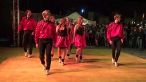 Los bailarines de claqué se quitan los sombreros y comienzan a bailar country, sorprendiendo al público y volviéndose virales con 2,5 millones de vistas. ¡Definitivamente debes ver este video viral!