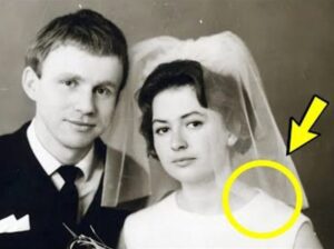 Ellos estuvieron juntos 70 años y vivieron muy felices. Antes de la muerte de su esposa, él descubrió un horrible secreto sobre ella. ¿Qué fue lo interesante que él descubrió? ¡Vamos a ver este video juntos y a descubrir este secreto!