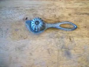 Lo encontré en la cocina de mi abuela después de su muerte. ¡No entiendo qué es! ¡Ni siquiera te imaginas qué es!