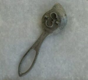 Lo encontré en la cocina de mi abuela después de su muerte. ¡No entiendo qué es! ¡Ni siquiera te imaginas qué es!