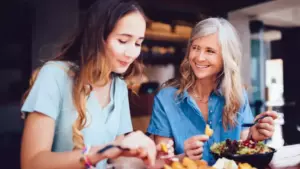 "Veintidós años después de que mi padre me dejara en la puerta de mis abuelos, me encontré cara a cara con él en un restaurante, sentado con mi madre. ¡El final de la historia te sorprenderá!"