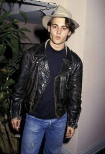 El hijo de 20 años de Johnny Depp, que se encuentra raramente, es casi una copia perfecta de su padre. ¡Es interesante saber en qué se dedica!