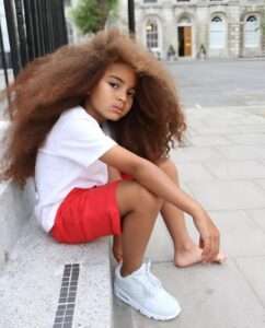 Este chico se hizo famoso gracias a su increíble cabello voluminoso: te sorprenderá ver cómo luce ocho años después. ¡Vamos a ver estas fotos juntos!