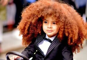 Este chico se hizo famoso gracias a su increíble cabello voluminoso: te sorprenderá ver cómo luce ocho años después. ¡Vamos a ver estas fotos juntos!