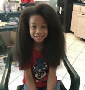 El niño de 8 años, Thomas, ha estado dejando crecer su cabello durante dos años. La razón es desgarradora. ¡Vamos a descubrir por qué lo hace!