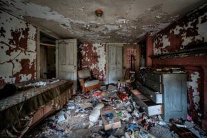 ¡Esta historia sacudió todo Internet! ¡Mira lo que fue descubierto en una casa abandonada! ¡Ni te imaginas lo que encontraron allí!