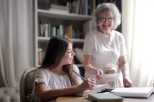 Mi nieta del medio se ve diferente a sus hermanos, así que le hice una prueba de ADN para revelar la verdad.