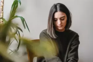 La historia del día: Una mujer deja a un recién nacido en un asiento de clase ejecutiva en un avión y decide buscarlo 13 años después.