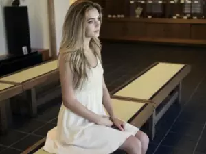 Historia del día: Una mujer descubre a su hija y a su yerno, quienes "murieron trágicamente" hace cinco años, y los sigue.
