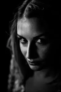 Historia del día: Una mujer descubre a su hija y a su yerno, quienes "murieron trágicamente" hace cinco años, y los sigue.
