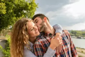 Mantuve en secreto mi capacidad de hablar su idioma ante la familia de mi esposo, pero eso me ayudó a descubrir un hecho sorprendente sobre mi hijo.