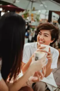 Mantuve en secreto mi capacidad de hablar su idioma ante la familia de mi esposo, pero eso me ayudó a descubrir un hecho sorprendente sobre mi hijo.
