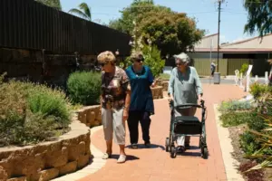 La historia del día trata sobre cómo le escribí a mi hijo todos los días desde un hogar de ancianos sin recibir respuesta, hasta que alguien vino a recogerme