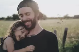 **Historia del Día:** Después de regresar de un viaje de negocios, el esposo encuentra un recién nacido en una mesa con dos notas a su lado.