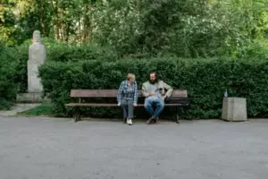 Reconocí a un mendigo como mi prometido, quien desapareció el día de nuestra boda hace ocho años, y me sorprendió su explicación.