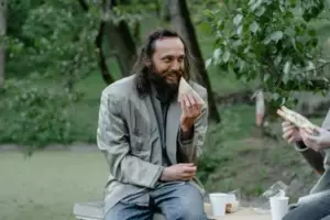 Reconocí a un mendigo como mi prometido, quien desapareció el día de nuestra boda hace ocho años, y me sorprendió su explicación.