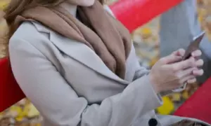 Reconocí a un mendigo como mi prometido, quien desapareció el día de nuestra boda hace ocho años, y me sorprendió su explicación.