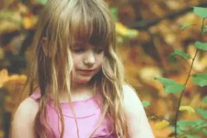 Historia del Día: Una Niña Adoptada Llora al Ver Su Primer Pastel de Cumpleaños y Recibe una Visita Inesperada al Día Siguiente