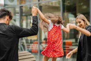 Historia del Día: Una Niña Adoptada Llora al Ver Su Primer Pastel de Cumpleaños y Recibe una Visita Inesperada al Día Siguiente