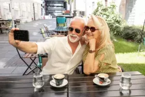 *Tres increíbles historias de personas ricas actuando como pobres**