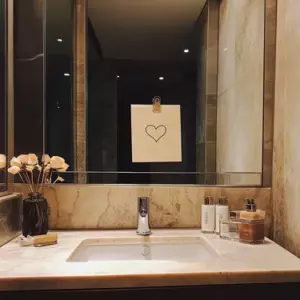 En el espejo de nuestro baño, descubrí una nota de amor que no estaba destinada para mí.