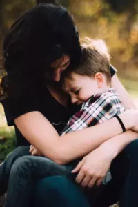 Una madre cría a la hija de su hijo. La historia de hoy trata de un hombre que se fue hace diez años y regresó para encontrar su casa vacía y abandonada.