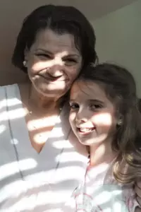 Una madre cría a la hija de su hijo. La historia de hoy trata de un hombre que se fue hace diez años y regresó para encontrar su casa vacía y abandonada.