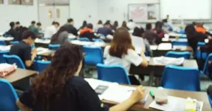 Historia del día: Un hombre le da dinero a su hermano para cuidar de su abuela sin darse cuenta de que está siendo engañado en un astuto plan en su contra.