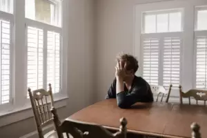 Historia del día: Un hombre le da dinero a su hermano para cuidar de su abuela sin darse cuenta de que está siendo engañado en un astuto plan en su contra.