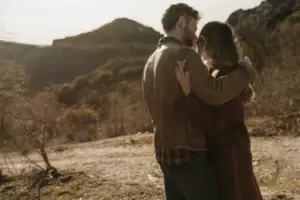 Mi vida cambió por completo cuando supe por qué mi prometida llevaba un vestido negro en nuestra boda.