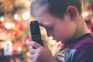 En la iglesia, un pequeño huérfano reza para que su madre venga a recogerlo y dice: "Te llevaré conmigo." Un día, escucha la historia del día.