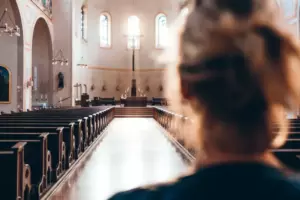 En la iglesia, un pequeño huérfano reza para que su madre venga a recogerlo y dice: "Te llevaré conmigo." Un día, escucha la historia del día.