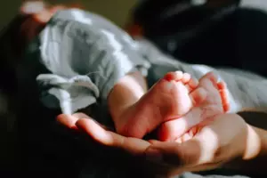 En la iglesia, un pequeño huérfano reza para que su madre venga a recogerlo y dice: "Te llevaré conmigo." Un día, escucha la historia del día.