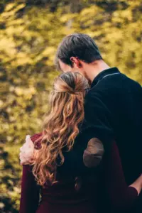 Regresé temprano a casa y encontré a mi hija y a mi esposo detrás de una puerta cerrada. Su revelación me sorprendió