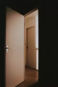 Regresé temprano a casa y encontré a mi hija y a mi esposo detrás de una puerta cerrada. Su revelación me sorprendió