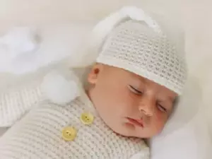Me desperté con el bebé de una desconocida en mis brazos y una nota en sus manitas