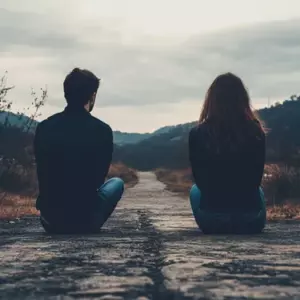 Volé para encontrarme con mi novio de larga distancia, pero en el aeropuerto vi a un hombre sin hogar sosteniendo un cartel con mi nombre – Historia del día
