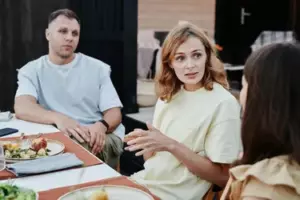 Mi esposo nos dejó a mí y a los niños con hambre porque su padre cree que “cocinar es tarea de mujeres” – Ambos aprendieron la lección