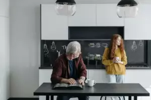 Mi esposo nos dejó a mí y a los niños con hambre porque su padre cree que “cocinar es tarea de mujeres” – Ambos aprendieron la lección