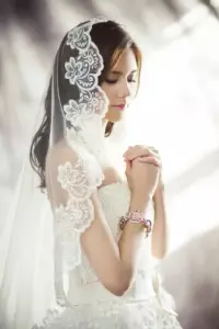 Un extraño irrumpió en mi ceremonia de boda, señaló a mi suegra y dijo: "¡Tú! Levántate el vestido o te arrepentirás".