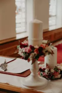 Un extraño irrumpió en mi ceremonia de boda, señaló a mi suegra y dijo: "¡Tú! Levántate el vestido o te arrepentirás".