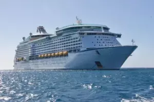Una pareja con derecho a todo en un crucero nos dijo que no merecíamos estar en la misma cubierta con gente "normal" – No lo dejé pasar