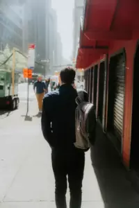 Estaba caminando a casa después del trabajo y vi a un hombre humillando a su esposa en público. No pude soportarlo y le di una lección