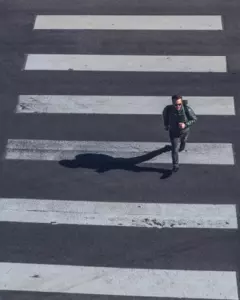 Estaba caminando a casa después del trabajo y vi a un hombre humillando a su esposa en público. No pude soportarlo y le di una lección