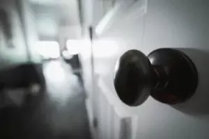 Entré y encontré a mi esposo con su ex esposa en nuestra casa. Lo que ella estaba haciendo allí me hizo enloquecer